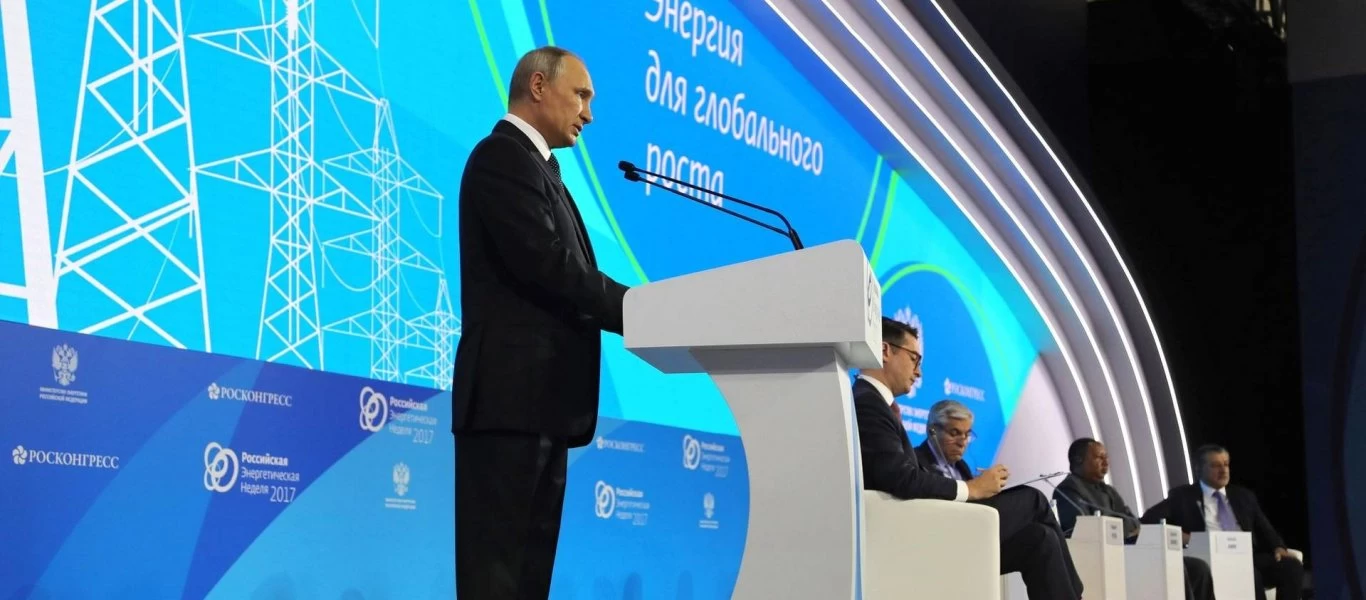 Η πρόβλεψη του Πούτιν για το δολάριο: «Καταστρέφεται - Θέμα χρόνου η κατάρρευση του»